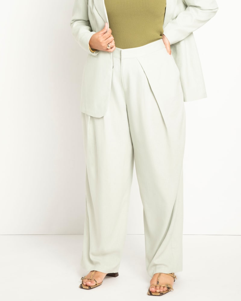 Front of a model wearing a size 20 Pleated Linen Taper Leg Trouser in Reseda by ELOQUII. | dia_product_style_image_id:295418